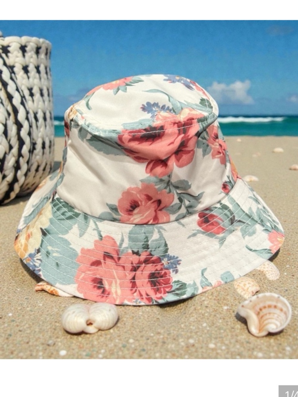 Anthropologie Loeffler NY Randall
Bucket hat